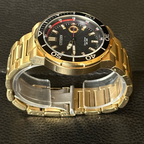 Citizen Eco-Drive WR 200 J810- S097339 Gold&Black Stainless Steel Men’s Watch - Picture 4 of 9